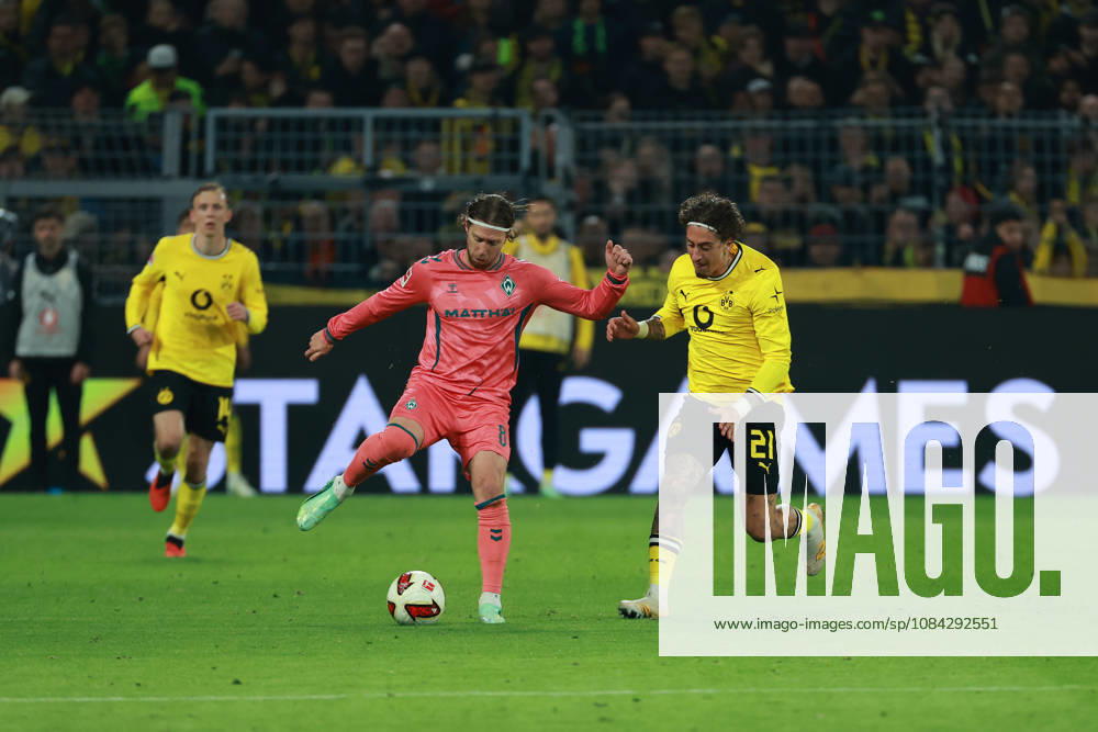 GER, Fussball, Herren, 1. Bundesliga, Saison 2026 2027, 5. Spieltag, Borussia Dortmund vs. SV Werder Bremen Mitchell Weiser ( Werder Bremen 8 ), links - Fabio Silva ( Borussia Dortmund 21 ), rechts DFB DFL regulations prohibit any use of photographs as image sequences and or quasi-video Dortmund Signal Iduna Park Nordrhein-Westfalen Deutschland