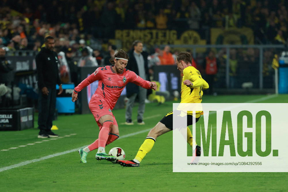 GER, Fussball, Herren, 1. Bundesliga, Saison 2026 2027, 5. Spieltag, Borussia Dortmund vs. SV Werder Bremen Mitchell Weiser ( Werder Bremen 8 ), links - Fabio Silva ( Borussia Dortmund 21 ), rechts DFB DFL regulations prohibit any use of photographs as image sequences and or quasi-video Dortmund Signal Iduna Park Nordrhein-Westfalen Deutschland