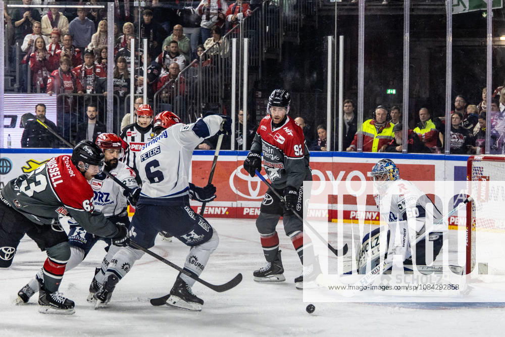 Joacim Eriksson (Schwenninger Wild Wings, 60), Alexander Peters (Schwenninger Wild Wings, 06) vs Patrick Russell (Koelner Haie, 63), der ehemalige Berliner Spieler Marcel Noebels (Koelner Haie, 92) Koelner Haie vs. Schwenninger Wild Wings, Eishockey, Penny DEL, Spieltag 07, 2026 2027, 09.10.2026 Koelner Haie vs. Schwenninger Wild Wings, Eishockey, Penny DEL, Spieltag 07, 2026 2027, 09.10.2026 Koeln