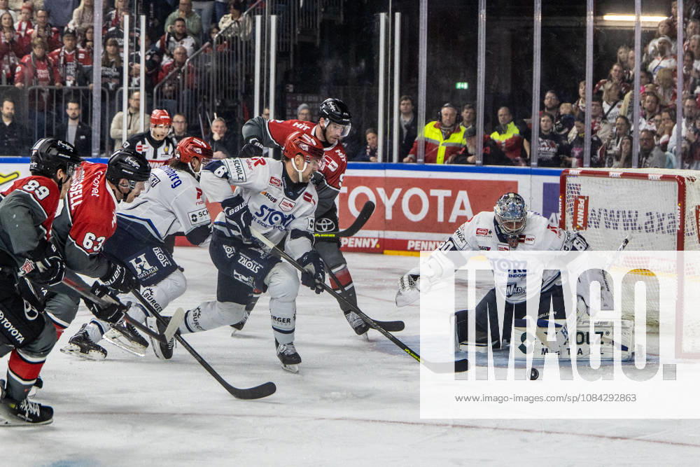 Joacim Eriksson (Schwenninger Wild Wings, 60), Alexander Peters (Schwenninger Wild Wings, 06) vs Patrick Russell (Koelner Haie, 63), Gregor MacLeod (Koelner Haie, 89) Koelner Haie vs. Schwenninger Wild Wings, Eishockey, Penny DEL, Spieltag 07, 2026 2027, 09.10.2026 Koelner Haie vs. Schwenninger Wild Wings, Eishockey, Penny DEL, Spieltag 07, 2026 2027, 09.10.2026 Koeln