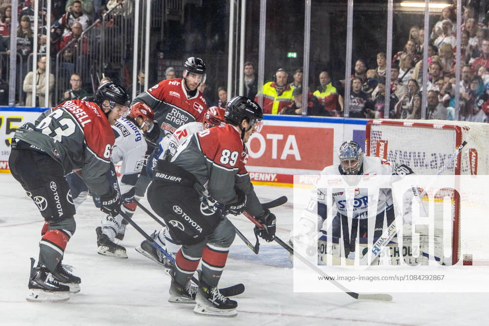 Joacim Eriksson (Schwenninger Wild Wings, 60) vs Gregor MacLeod (Koelner Haie, 89), Patrick Russell (Koelner Haie, 63) Koelner Haie vs. Schwenninger Wild Wings, Eishockey, Penny DEL, Spieltag 07, 2026 2027, 09.10.2026 Koelner Haie vs. Schwenninger Wild Wings, Eishockey, Penny DEL, Spieltag 07, 2026 2027, 09.10.2026 Koeln