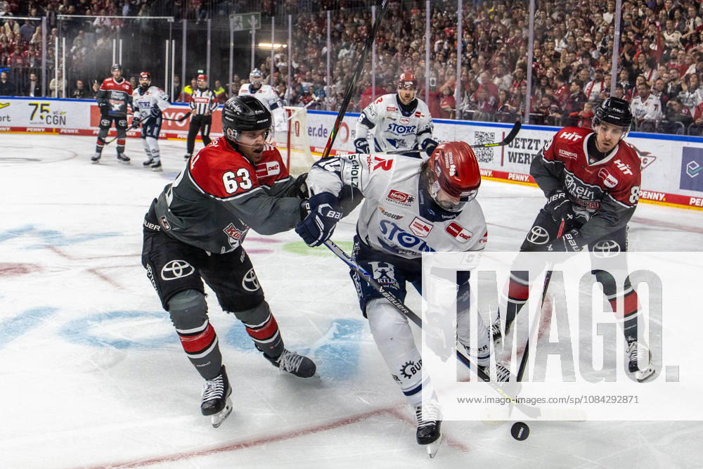 Mirko Hoefflin (Schwenninger Wild Wings, 10) vs Parker Tuomie (Koelner Haie, 62), Koelner Haie vs. Schwenninger Wild Wings, Eishockey, Penny DEL, Spieltag 07, 2026 2027, 09.10.2026 Koelner Haie vs. Schwenninger Wild Wings, Eishockey, Penny DEL, Spieltag 07, 2026 2027, 09.10.2026 Koeln