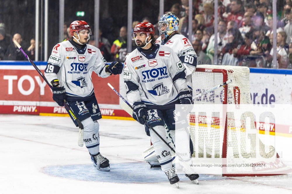 Mirko Hoefflin (Schwenninger Wild Wings, 10), Hakon Haenelt (Schwenninger Wild Wings, 19) und Joacim Eriksson (Schwenninger Wild Wings, 60) Koelner Haie vs. Schwenninger Wild Wings, Eishockey, Penny DEL, Spieltag 07, 2026 2027, 09.10.2026 Koelner Haie vs. Schwenninger Wild Wings, Eishockey, Penny DEL, Spieltag 07, 2026 2027, 09.10.2026 Koeln