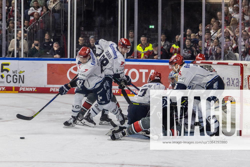 Alexander Karachun (Schwenninger Wild Wings, 47) rettet mit einem Befreiungsschuss, Dominik Bittner (Schwenninger Wild Wings, 07), Alexander Peters (Schwenninger Wild Wings, 06), Kyle Platzer (Schwenninger Wild Wings, 88) Koelner Haie vs. Schwenninger Wild Wings, Eishockey, Penny DEL, Spieltag 07, 2026 2027, 09.10.2026 Koelner Haie vs. Schwenninger Wild Wings, Eishockey, Penny DEL, Spieltag 07, 2026 2027, 09.10.2026 Koeln