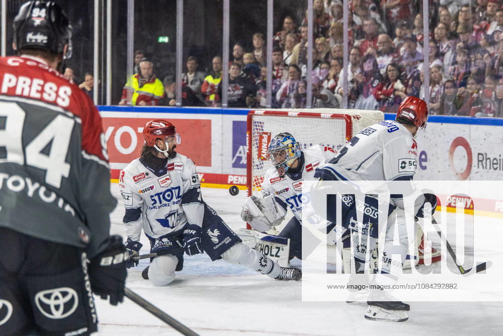 Alexander Peters (Schwenninger Wild Wings, 06) Dominik Bittner (Schwenninger Wild Wings, 07) Joacim Eriksson (Schwenninger Wild Wings, 60) vs Robin Press (Koelner Haie, 94) Koelner Haie vs. Schwenninger Wild Wings, Eishockey, Penny DEL, Spieltag 07, 2026 2027, 09.10.2026 Koelner Haie vs. Schwenninger Wild Wings, Eishockey, Penny DEL, Spieltag 07, 2026 2027, 09.10.2026 Koeln