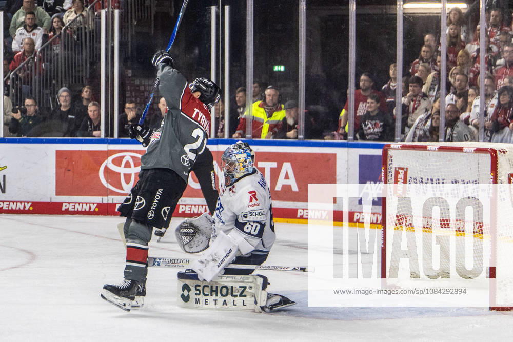 Joacim Eriksson (Schwenninger Wild Wings, 60) vs Juhani Tyrvainen (Koelner Haie, 21) Koelner Haie vs. Schwenninger Wild Wings, Eishockey, Penny DEL, Spieltag 07, 2026 2027, 09.10.2026 Koelner Haie vs. Schwenninger Wild Wings, Eishockey, Penny DEL, Spieltag 07, 2026 2027, 09.10.2026 Koeln