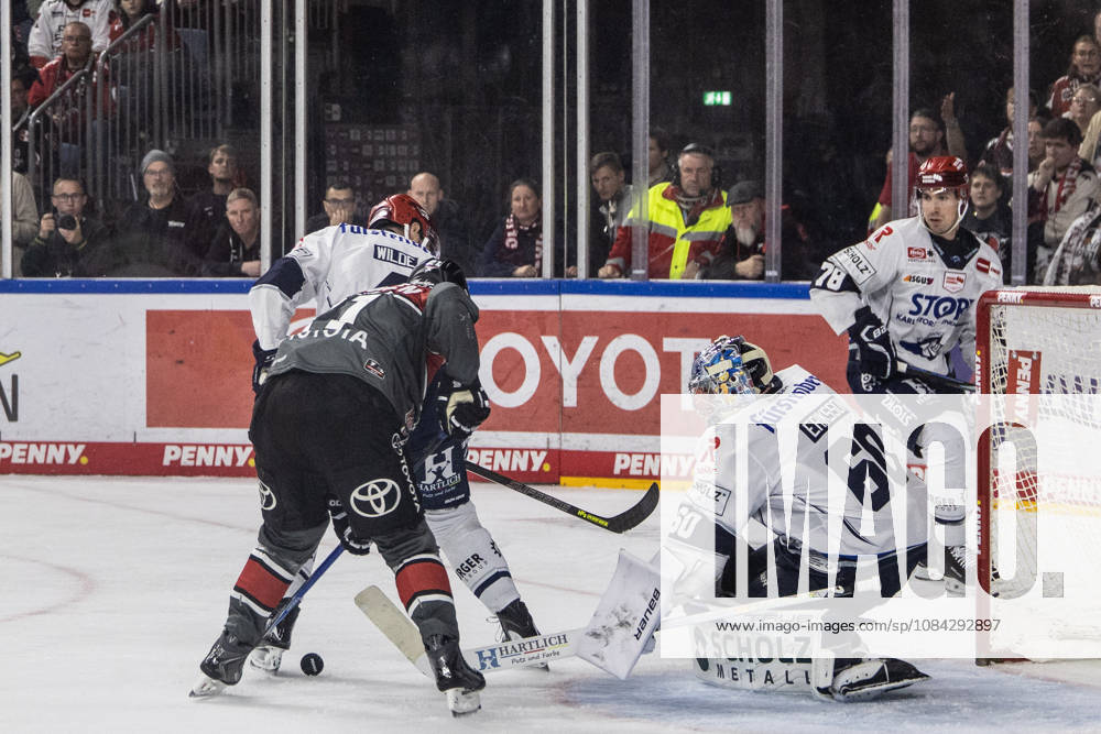 Joacim Eriksson (Schwenninger Wild Wings, 60), William Weber (Schwenninger Wild Wings, 78) vs Juhani Tyrvainen (Koelner Haie, 21) Koelner Haie vs. Schwenninger Wild Wings, Eishockey, Penny DEL, Spieltag 07, 2026 2027, 09.10.2026 Koelner Haie vs. Schwenninger Wild Wings, Eishockey, Penny DEL, Spieltag 07, 2026 2027, 09.10.2026 Koeln