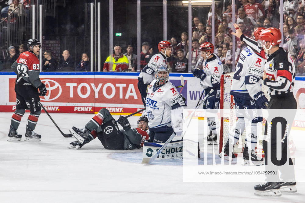 Der ehemalige Berliner Spieler Marcel Noebels (Koelner Haie, 92) liegt am Boden und Joacim Eriksson (Schwenninger Wild Wings, 60) schaut fragend zum Schiedsrichter, Patrick Russell (Koelner Haie, 63), Eric Martinsson (Schwenninger Wild Wings, 46), Thomas Schemitsch (Schwenninger Wild Wings, 62) Koelner Haie vs. Schwenninger Wild Wings, Eishockey, Penny DEL, Spieltag 07, 2026 2027, 09.10.2026 Koelner Haie vs. Schwenninger Wild Wings, Eishockey, Penny DEL, Spieltag 07, 2026 2027, 09.10.2026 Koeln