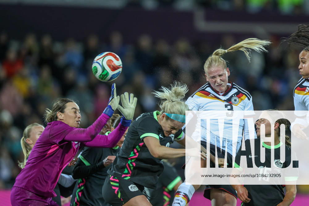 GER, Karlsruhe, Deutschland vs Australien, FIFA, DFB, Fussball, Spielzeit 2026 2027, BBBank Wildpark, Freundschaftsspiel im Bild v.l.: Camilla Küver (Deutschland, Frauen Nationalmannschaft) köpft das 3:1 DFB DFL REGULATIONS PROHIBIT ANY USE OF PHOTOGRAPHS AS IMAGE SEQUENCES AND OR QUASI-VIDEO