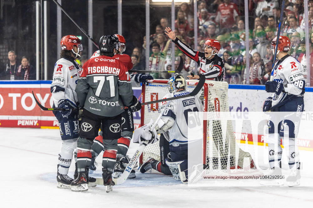 Joacim Eriksson (Schwenninger Wild Wings, 60) vs Daniel Fischbuch (Koelner Haie, 71) Koelner Haie vs. Schwenninger Wild Wings, Eishockey, Penny DEL, Spieltag 07, 2026 2027, 09.10.2026 Koelner Haie vs. Schwenninger Wild Wings, Eishockey, Penny DEL, Spieltag 07, 2026 2027, 09.10.2026 Koeln