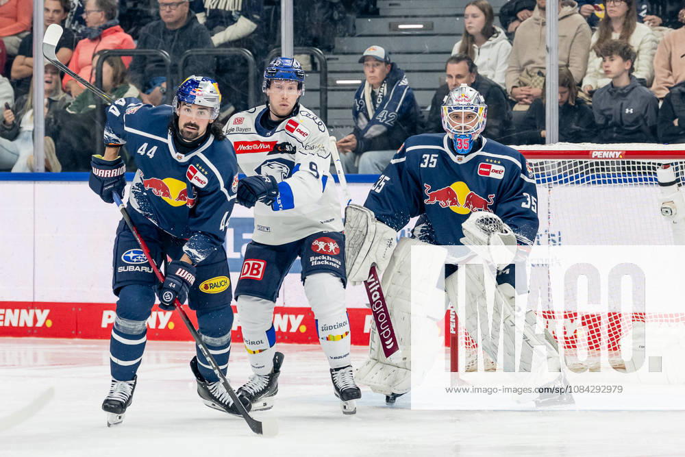 Trevor Carrick (EHC Red Bull Muenchen, 44) verteidigt gegen Myles Powell (ERC Ingolstadt, 09) vor dem Tor von Mathias Niederberger (Torwart, EHC Red Bull Muenchen, 35) GER, EHC Red Bull Muenchen vs. ERC Ingolstadt, DEL, Saison 2026 2027, 7. Spieltag, 09.10.2026. Foto: HMB Media Franz Feiner