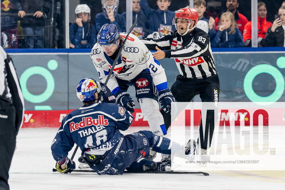 Sam Ruopp (ERC Ingolstadt, 02) gegen Lucas Thaler (EHC Red Bull Muenchen, 48), dahinter Linesperson David Tschirner GER, EHC Red Bull Muenchen vs. ERC Ingolstadt, DEL, Saison 2026 2027, 7. Spieltag, 09.10.2026. Foto: HMB Media Franz Feiner