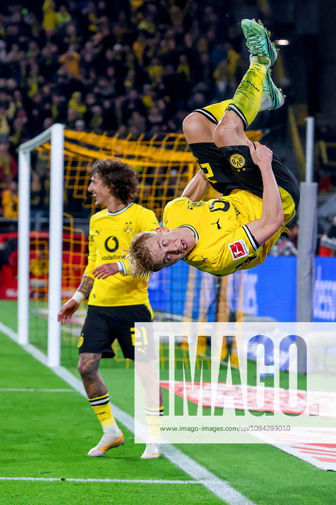 Fußball, Borussia Dortmund - SV Werder Bremen, 1. Fußball Bundesliga, 05. Spieltag, Signal Iduna Park, Saison 2026 27: Torjubel nach dem Tor zum 1:0 durch Torschütze Daniel Svensson (BVB 24) zusammen mit Fabio Silva (BVB 21) DFB regulations prohibit any use of photographs as image sequences and or quasi-video. Nordrhein-Westfalen Deutschland