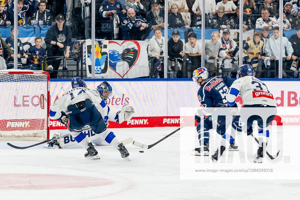 Emil Kvernmo Wasenden (ERC Ingolstadt, 14), Jonas Stettmer (Torwart, ERC Ingolstadt, 01) und Riley Barber (ERC Ingolstadt, 37) verteidigen gegen Patrick Hager (EHC Red Bull Muenchen, 52) GER, EHC Red Bull Muenchen vs. ERC Ingolstadt, DEL, Saison 2026 2027, 7. Spieltag, 09.10.2026. Foto: HMB Media Franz Feiner