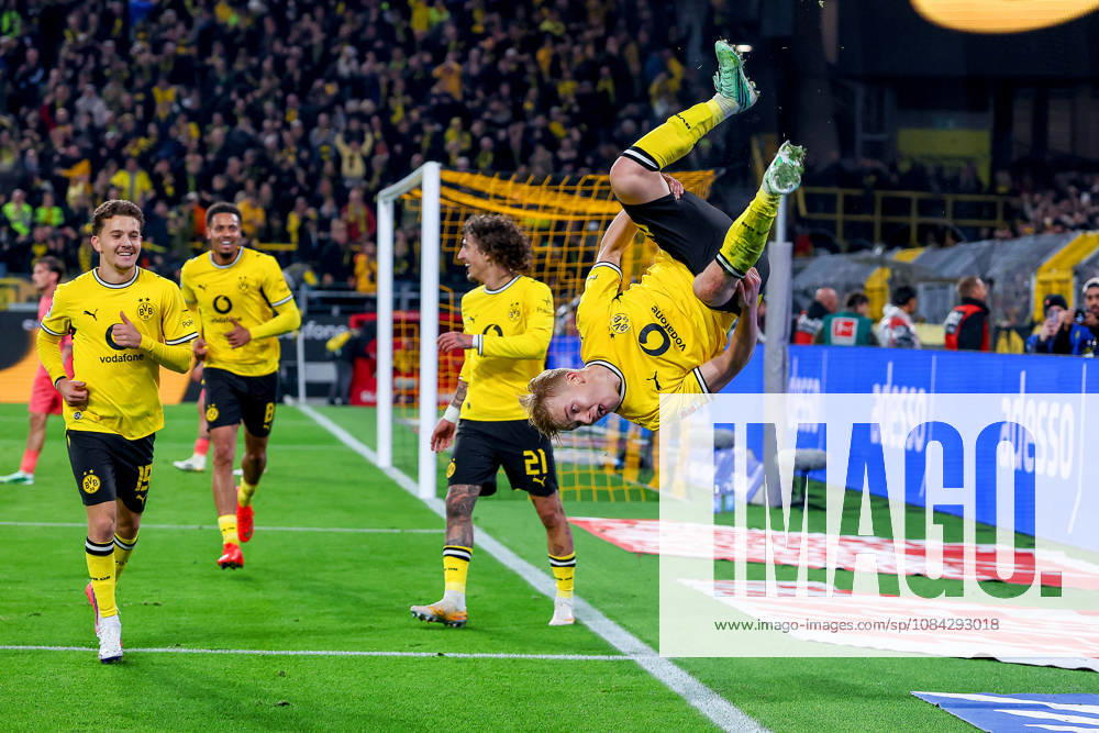 Fußball, Borussia Dortmund - SV Werder Bremen, 1. Fußball Bundesliga, 05. Spieltag, Signal Iduna Park, Saison 2026 27: Torjubel nach dem Tor zum 1:0 durch Torschütze Daniel Svensson (BVB 24) zusammen mit Konstantinos Karetsas (BVB 19) Fabio Silva (BVB 21) DFB regulations prohibit any use of photographs as image sequences and or quasi-video. Nordrhein-Westfalen Deutschland