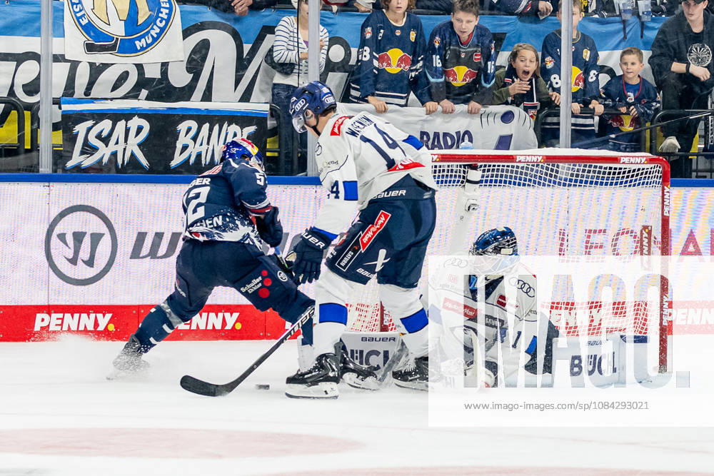 Emil Kvernmo Wasenden (ERC Ingolstadt, 14) und Jonas Stettmer (Torwart, ERC Ingolstadt, 01) verteidigen gegen Patrick Hager (EHC Red Bull Muenchen, 52) GER, EHC Red Bull Muenchen vs. ERC Ingolstadt, DEL, Saison 2026 2027, 7. Spieltag, 09.10.2026. Foto: HMB Media Franz Feiner