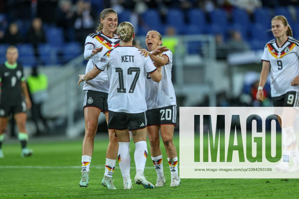 GER, Karlsruhe, Deutschland vs Australien, FIFA, DFB, Fussball, Spielzeit 2026 2027, BBBank Wildpark, Freundschaftsspiel im Bild: Franziska Kett (Deutschland, Frauen Nationalmannschaft), Tor, Jubel und Freude, Emotionen für Melissa Kössler (Deutschland, Frauen Nationalmannschaft) mit Elisa Senß (Deutschland, Frauen Nationalmannschaft) und Jule Brand (Deutschland, Frauen Nationalmannschaft) DFB DFL REGULATIONS PROHIBIT ANY USE OF PHOTOGRAPHS AS IMAGE SEQUENCES AND OR QUASI-VIDEO