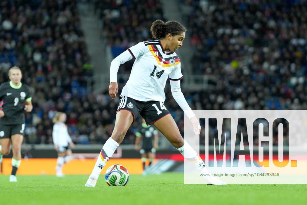 Cora Zicai (Deutschland Frauen-Nationalmannschaft, 14) am Ball , Deutschland, Fussball, Länderspiel, Freundschaftsspiel, Testspiel, 2026 2027, Deutschland vs. Australien, 09.10.2026, BBBank Wildpark, Karlsruhe Karlsruhe BBBank Wildpark Baden-Wuerttemberg Deutschland
