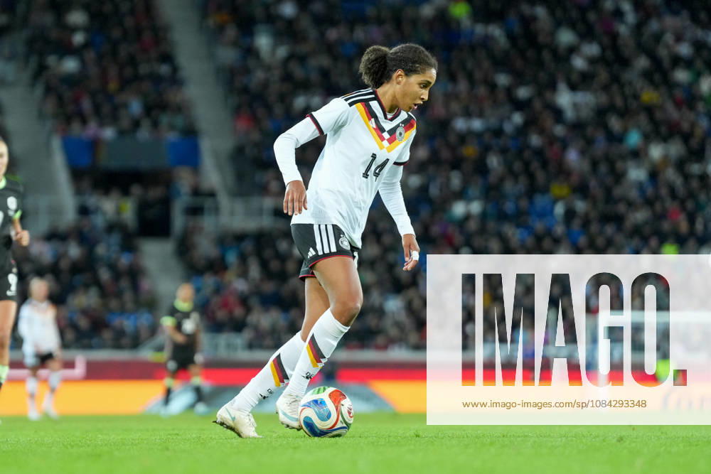 Cora Zicai (Deutschland Frauen-Nationalmannschaft, 14) am Ball , Deutschland, Fussball, Länderspiel, Freundschaftsspiel, Testspiel, 2026 2027, Deutschland vs. Australien, 09.10.2026, BBBank Wildpark, Karlsruhe Karlsruhe BBBank Wildpark Baden-Wuerttemberg Deutschland