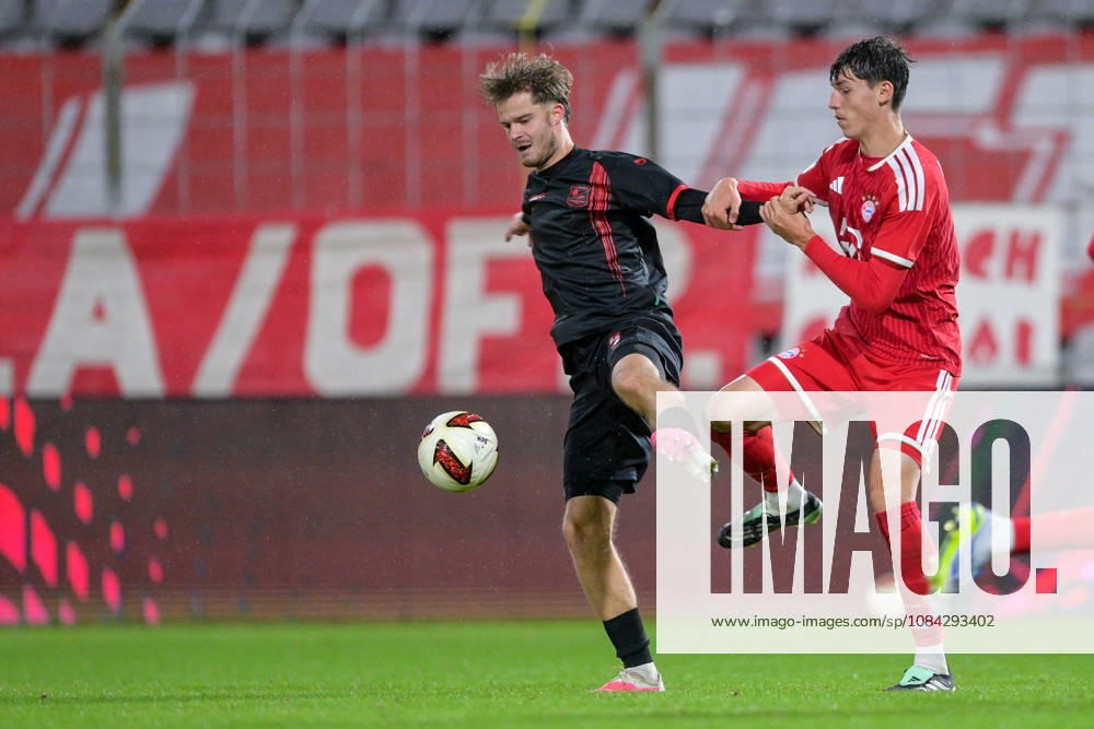 V.li.: Jeroen Krupa (Unterhaching, 9) Filip Pavic (Bayern Muenchen, FCB, 5) im Zweikampf, Duell, duel, tackle, Dynamik, Action, Aktion, 09.10.2026, München (Deutschland), Fussball, Regionalliga Bayern, FC Bayern München II - SpVgg Unterhaching