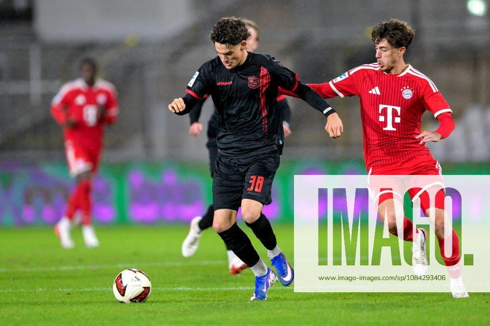 V.li.: Constantin Strunz (Unterhaching, 38) David Santos Daiber (Bayern Muenchen, FCB, 6) im Zweikampf, Duell, duel, tackle, Dynamik, Action, Aktion, 09.10.2026, München (Deutschland), Fussball, Regionalliga Bayern, FC Bayern München II - SpVgg Unterhaching