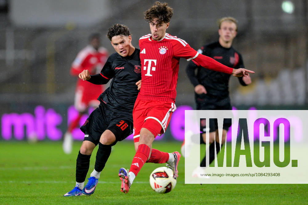 V.li.: Constantin Strunz (Unterhaching, 38) David Santos Daiber (Bayern Muenchen, FCB, 6) im Zweikampf, Duell, duel, tackle, Dynamik, Action, Aktion, 09.10.2026, München (Deutschland), Fussball, Regionalliga Bayern, FC Bayern München II - SpVgg Unterhaching