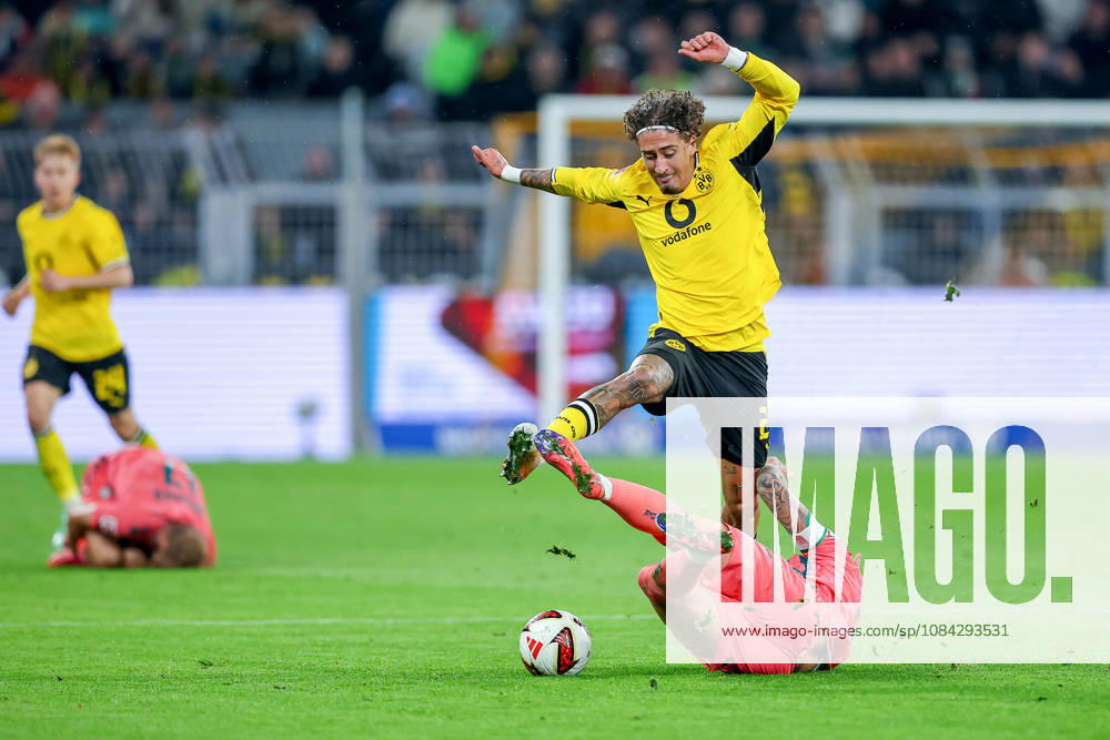 Fußball, Borussia Dortmund - SV Werder Bremen, 1. Fußball Bundesliga, 05. Spieltag, Signal Iduna Park, Saison 2026 27: Fabio Silva (BVB 21) im Zweikampf gegen Marco Friedl (Werder Bremen 32) DFB regulations prohibit any use of photographs as image sequences and or quasi-video. Nordrhein-Westfalen Deutschland