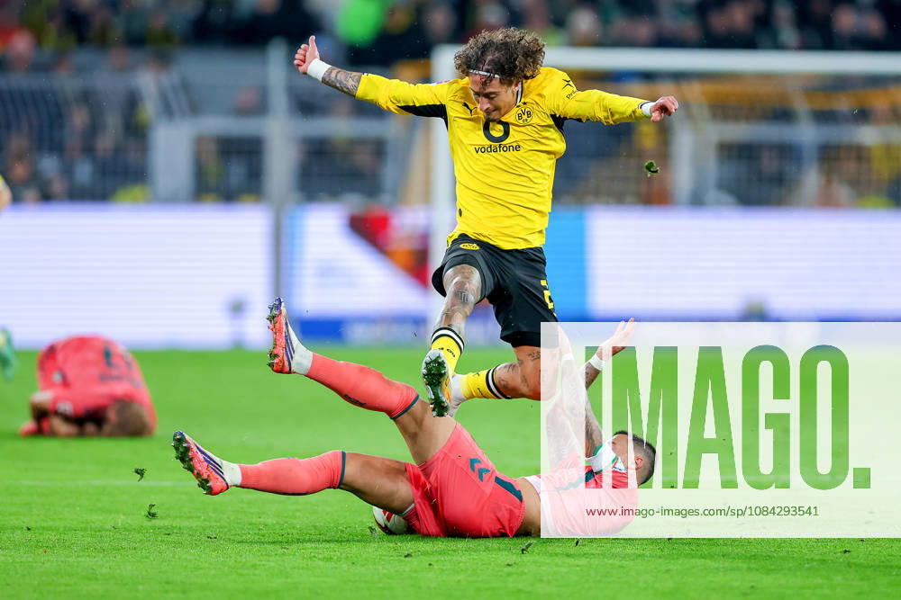 Fußball, Borussia Dortmund - SV Werder Bremen, 1. Fußball Bundesliga, 05. Spieltag, Signal Iduna Park, Saison 2026 27: Fabio Silva (BVB 21) im Zweikampf gegen Marco Friedl (Werder Bremen 32) DFB regulations prohibit any use of photographs as image sequences and or quasi-video. Nordrhein-Westfalen Deutschland