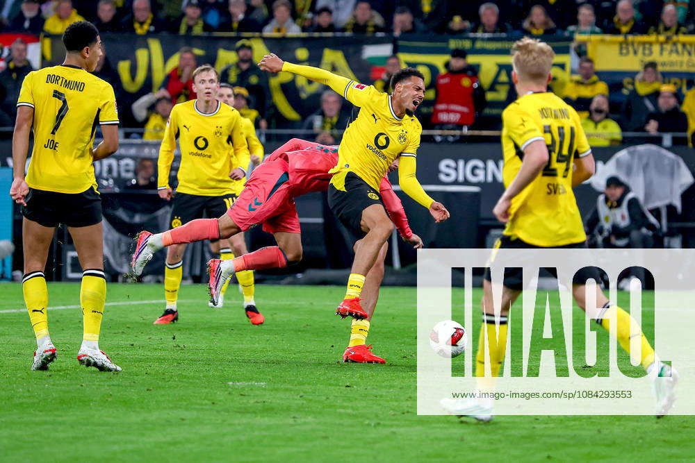 Fußball, Borussia Dortmund - SV Werder Bremen, 1. Fußball Bundesliga, 05. Spieltag, Signal Iduna Park, Saison 2026 27: Felix Nmecha (BVB 08) im Zweikampf gegen Ludovit Reis (Werder Bremen 15) DFB regulations prohibit any use of photographs as image sequences and or quasi-video. Nordrhein-Westfalen Deutschland