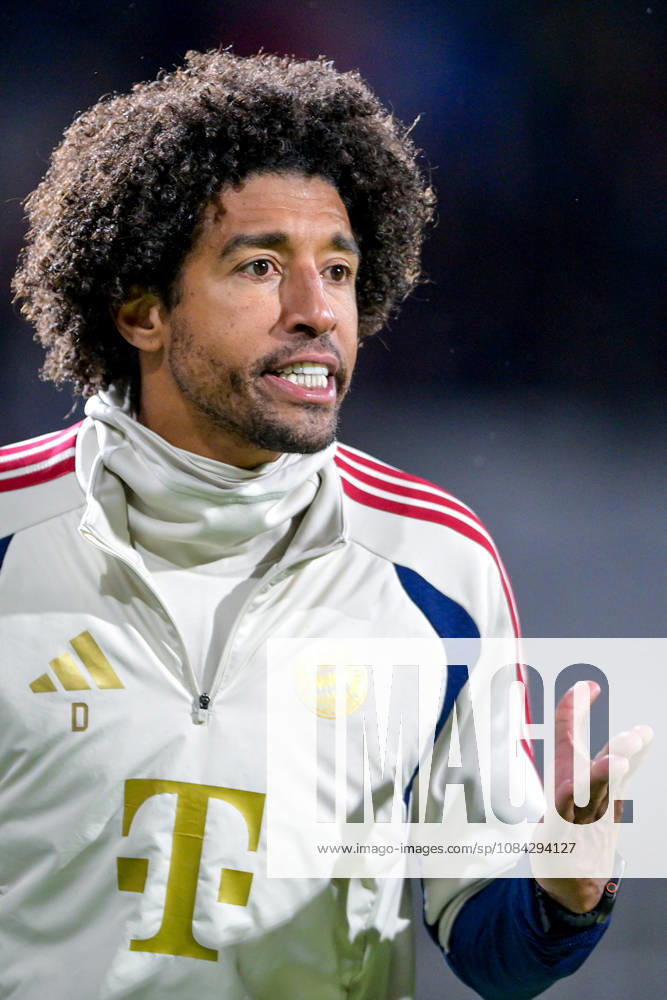 Trainer Costa Santos Dante (FC Bayern Muenchen) gibt Anweisungen, gestikuliert, mit den Armen gestikulieren, gives instructions, gesticulate, Einzelbild, Aktion, Action, 09.10.2026, München (Deutschland), Fussball, Regionalliga Bayern, FC Bayern München II - SpVgg Unterhaching