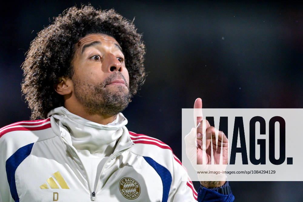 Trainer Costa Santos Dante (FC Bayern Muenchen) gibt Anweisungen, gestikuliert, mit den Armen gestikulieren, gives instructions, gesticulate, Einzelbild, Aktion, Action, 09.10.2026, München (Deutschland), Fussball, Regionalliga Bayern, FC Bayern München II - SpVgg Unterhaching
