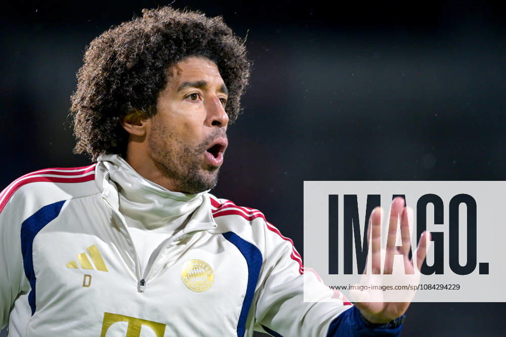Trainer Costa Santos Dante (FC Bayern Muenchen) gibt Anweisungen, gestikuliert, mit den Armen gestikulieren, gives instructions, gesticulate, Einzelbild, Aktion, Action, 09.10.2026, München (Deutschland), Fussball, Regionalliga Bayern, FC Bayern München II - SpVgg Unterhaching