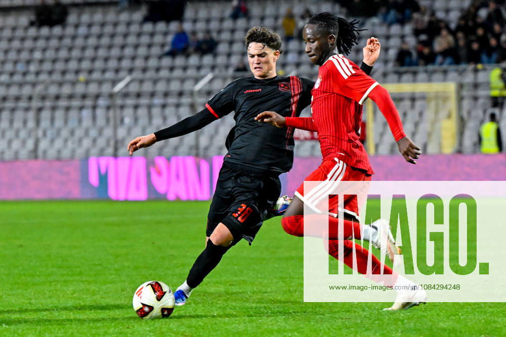 V.li.: Constantin Strunz (Unterhaching, 38) Richard Ajayi (Bayern Muenchen, FCB, 3) im Zweikampf, Duell, duel, tackle, Dynamik, Action, Aktion, 09.10.2026, München (Deutschland), Fussball, Regionalliga Bayern, FC Bayern München II - SpVgg Unterhaching
