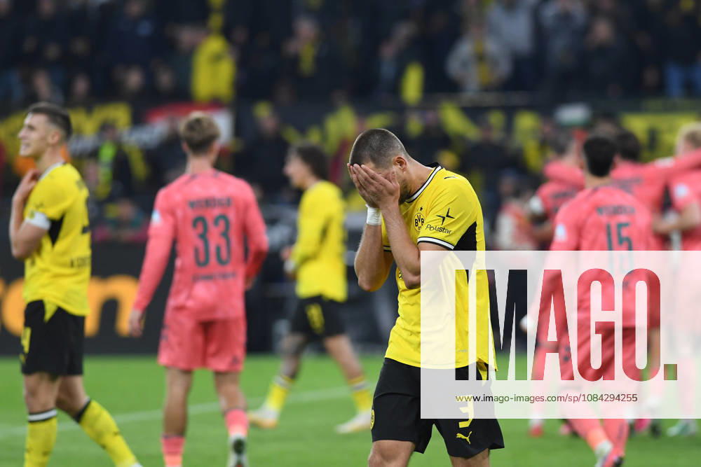 Nico Schlotterbeck (Borussia Dortmund) und Waldemar Anton (Borussia Dortmund) enttaeuscht nach Spielende waehrend des Spiels der 1. Bundesliga zwischen Borussia Dortmund und SV Werder Bremen, Signal Iduna Park am 09. October 2026 in Dortmund, Deutschland. (Foto von Ralf Treese DeFodi Images) +++ Nico Schlotterbeck (Borussia Dortmund) und Waldemar Anton (Borussia Dortmund) look dejected after the game during the Bundesliga match between Borussia Dortmund and SV Werder Bremen at Signal Iduna Park on October 9, 2026 in Dortmund, Germany. (Photo by Ralf Treese DeFodi Images) DFB DFL REGULATIONS PROHIBIT ANY USE OF PHOTOGRAPHS AS IMAGE SEQUENCES AND OR QUASI-VIDEO. (Photo by Ralf Treese DeFodi Images) -