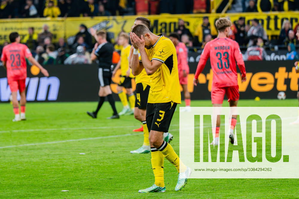 1. Bundesliga, 5. Spieltag, Borussia Dortmund vs. Werder Bremen am 09.10.2026 Waldemar Anton enttäuscht nach Abpfiff unzufrieden unglücklich mit Nico Schlotterbeck