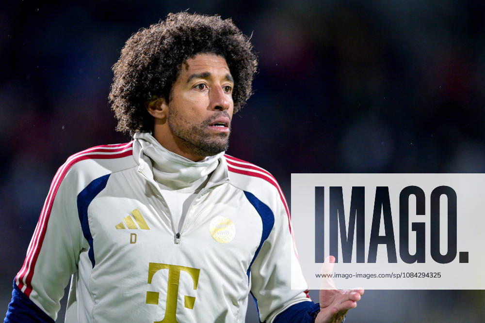 Trainer Costa Santos Dante (FC Bayern Muenchen) gibt Anweisungen, gestikuliert, mit den Armen gestikulieren, gives instructions, gesticulate, Einzelbild, Aktion, Action, 09.10.2026, München (Deutschland), Fussball, Regionalliga Bayern, FC Bayern München II - SpVgg Unterhaching