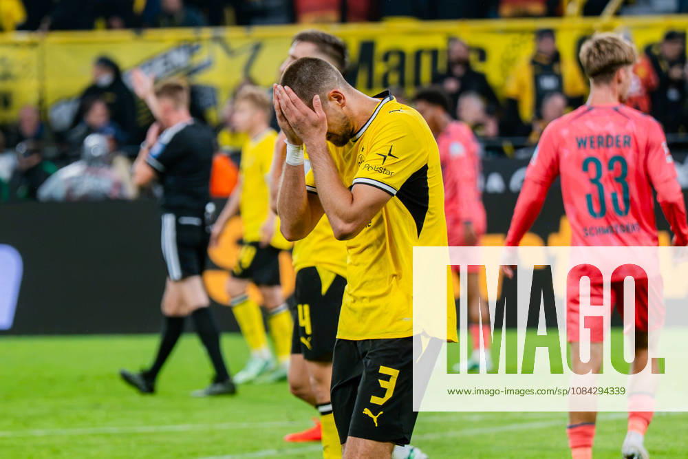 1. Bundesliga, 5. Spieltag, Borussia Dortmund vs. Werder Bremen am 09.10.2026 Waldemar Anton enttäuscht nach Abpfiff unzufrieden unglücklich mit Nico Schlotterbeck