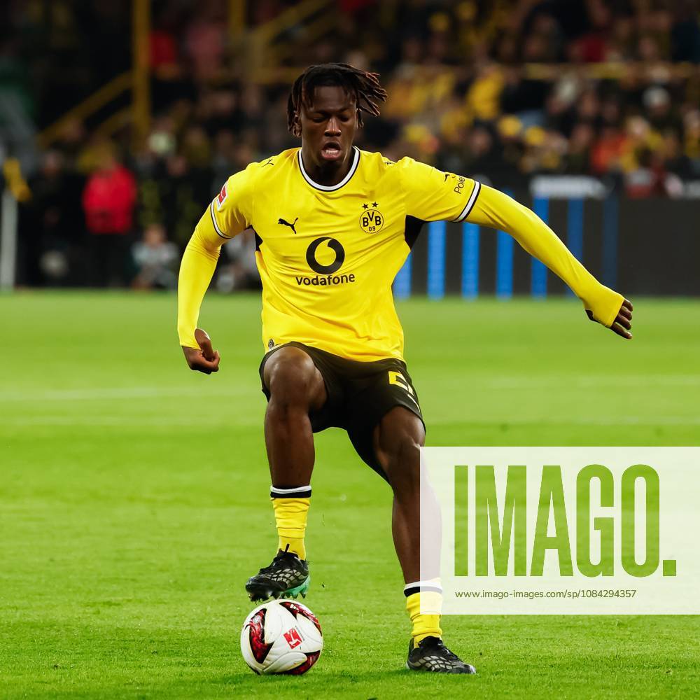 DORTMUND - Joane Gadou of Borussia Dortmund controls the ball during the Bundesliga match between Borussia Dortmund and SV Werder Bremen at Signal Iduna Park on October 9, 2026, in Dortmund, Germany. MARCEL TER BALS ANP Bundesliga 2026 27 ANPxSportx xMarcelxterxBalsxIVx 571969968 originalFilename: 571969968
