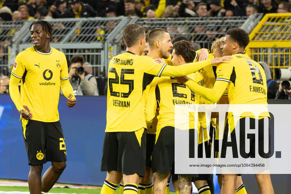 Dortmund, Deutschland 09. Oktober 2026: 1. BL - 2026 2027 - Sp. 5 - Borussia Dortmund gegen SV Werder Bremen Im Bild: Daniel Svensson (BVB) jubelt nach seinem Tor zum 1:0 mit seinen Manschaftskollegen DFL DFB regulations prohibit any use of photographs as image sequences and or quasi-video. Signal Iduna Park Nordrhein Westfalen