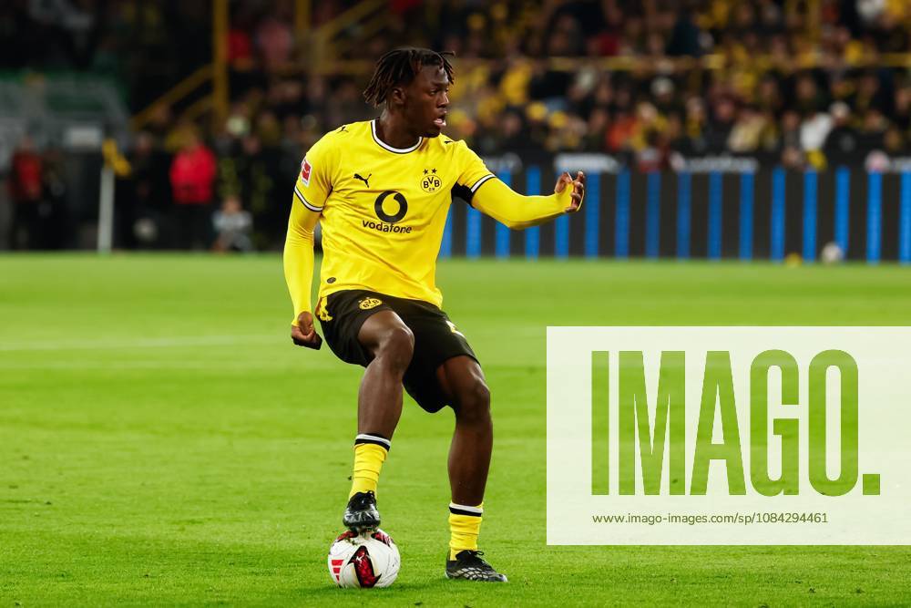 DORTMUND - Joane Gadou of Borussia Dortmund controls the ball during the Bundesliga match between Borussia Dortmund and SV Werder Bremen at Signal Iduna Park on October 9, 2026, in Dortmund, Germany. MARCEL TER BALS ANP Bundesliga 2026 27 ANPxSportx xMarcelxterxBalsxIVx 571970001 originalFilename: 571970001