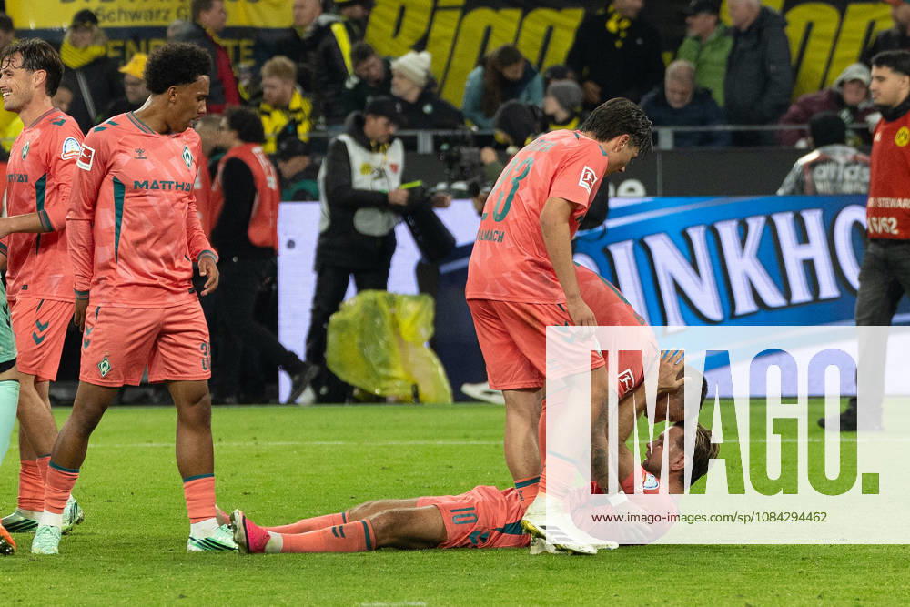 Dortmund, Germany, 09.10.26, Niclas Fuellkrug (SV Werder Bremen) liegt nach dem Spiel auf dem Rasen waehrend des Spiels der 1. Bundesliga zwischen Borussia Dortmund - SV Werder Bremen im Signal Iduna Park in Dortmund. (Photo by Joachim Bywaletz) DFB DFL REGULATIONS PROHIBIT ANY USE OF PHOTOGRAPHS AS IMAGE SEQUENCES AND OR QUASI-VIDEO.