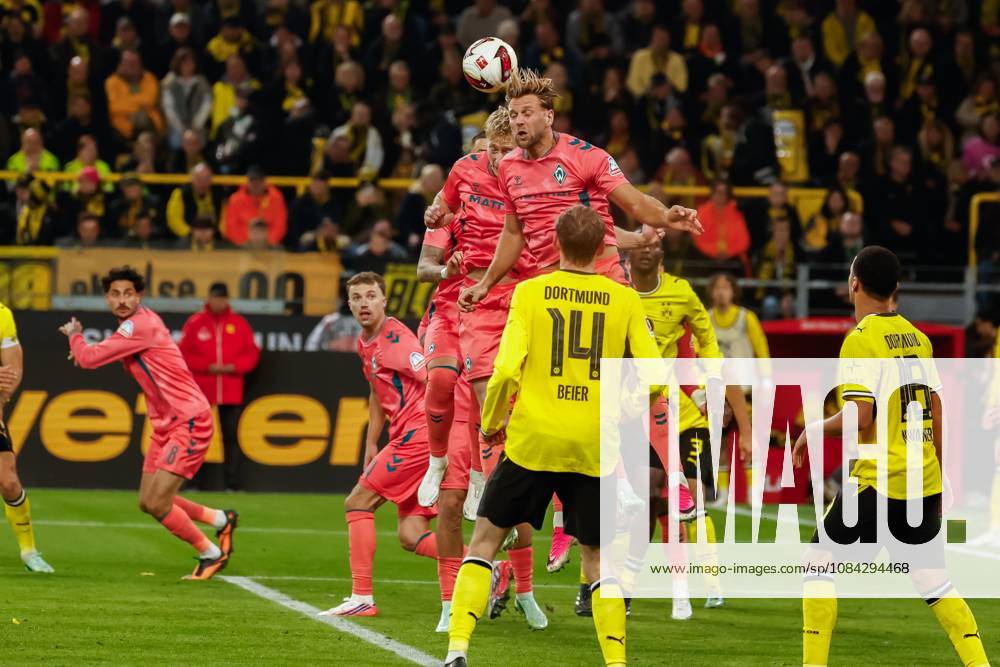 DORTMUND - Niclas Fullkrug of Werder Bremen heads the ball during the Bundesliga match between Borussia Dortmund and SV Werder Bremen at Signal Iduna Park on October 9, 2026, in Dortmund, Germany. MARCEL TER BALS ANP Bundesliga 2026 27 ANPxSportx xMarcelxterxBalsxIVx 571970013 originalFilename: 571970013