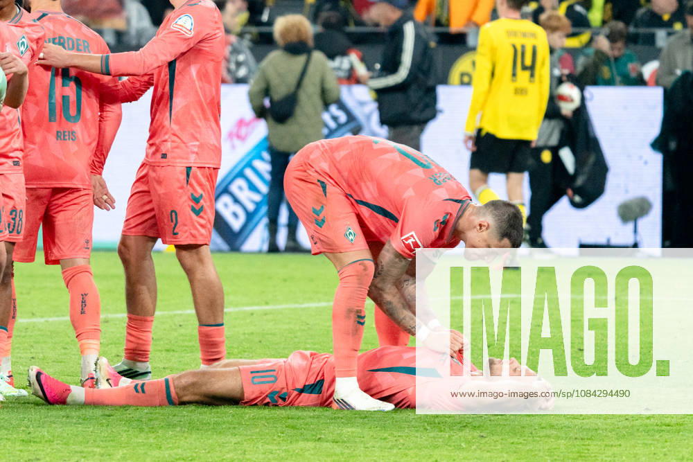 Deutschland: 1. Bundesliga 2026 2027, 5. Spieltag: Borussia Dortmund vs. Werder Bremen 09.10.2026 Signal Iduna Park (Nordrhein-Westfalen) Niclas Füllkrug ( 10) Marco Grüll ( 17) Jubel Freude Emotionen Torjubel nach Abpfiff