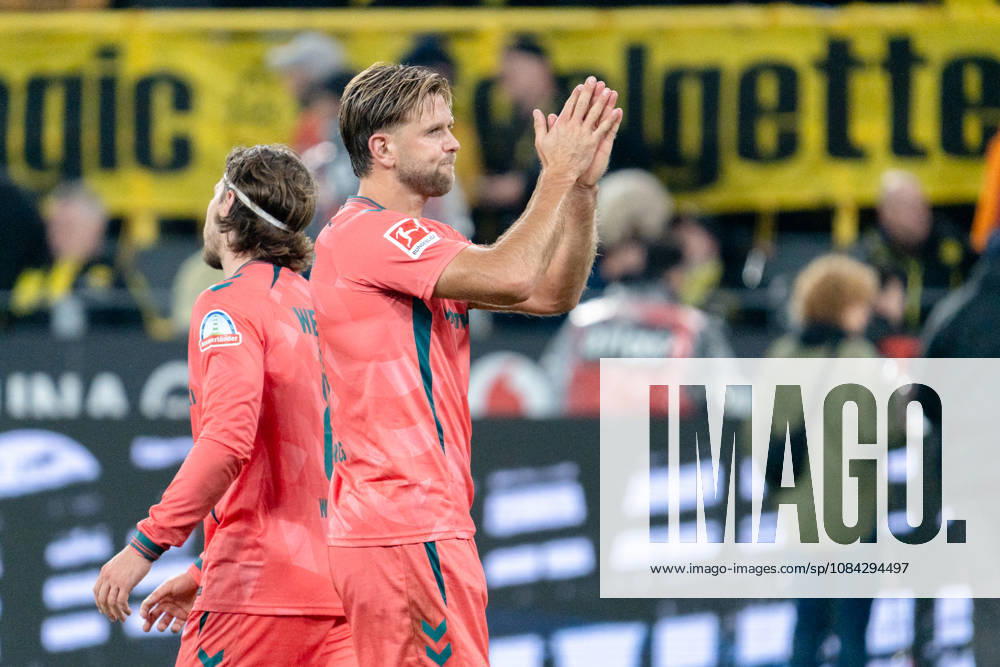 Deutschland: 1. Bundesliga 2026 2027, 5. Spieltag: Borussia Dortmund vs. Werder Bremen 09.10.2026 Signal Iduna Park (Nordrhein-Westfalen) Niclas Füllkrug ( 10) entschuldigt sich nach Abpfiff vor der Süd den Dortmunder Fans über sein Tor