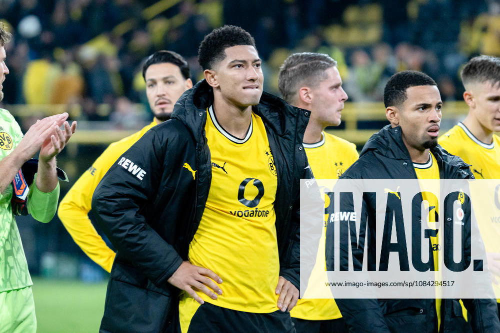 Deutschland: 1. Bundesliga 2026 2027, 5. Spieltag: Borussia Dortmund vs. Werder Bremen 09.10.2026 Signal Iduna Park (Nordrhein-Westfalen) Jobe Bellingham (Borussia Dortmund, 7) Ethan Nwaneri (Borussia Dortmund, 18) Frust Ärger Emotionen Traurig nach Abpfiff vor den Fans