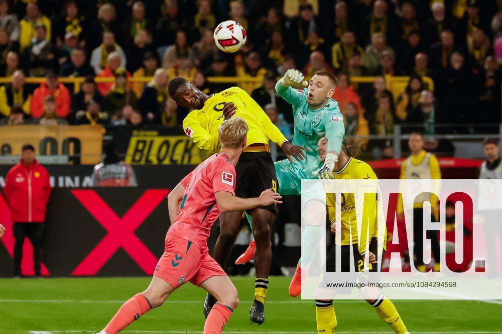 DORTMUND - Serhou Guirassy of Borussia Dortmund and goalkeeper Karl Hein of Werder Bremen during the Bundesliga match between Borussia Dortmund and SV Werder Bremen at Signal Iduna Park on 09 October 2026 in Dortmund, Germany. MARCEL TER BALS ANP Bundesliga 2026 27 ANPxSportx xMarcelxterxBalsxIVx 571970351 originalFilename: 571970351