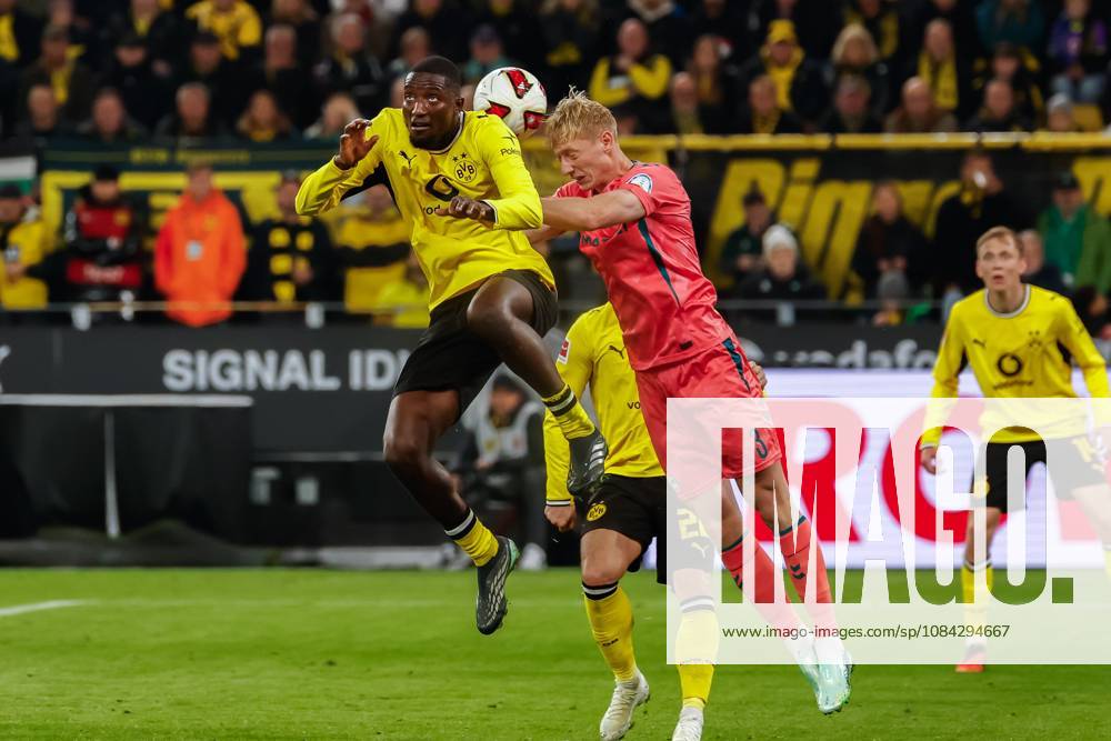 DORTMUND - Serhou Guirassy of Borussia Dortmund and Oskar Wojcik of Werder Bremen during the Bundesliga match between Borussia Dortmund and SV Werder Bremen at Signal Iduna Park on 09 October 2026 in Dortmund, Germany. MARCEL TER BALS ANP Bundesliga 2026 27 ANPxSportx xMarcelxterxBalsxIVx 571970673 originalFilename: 571970673