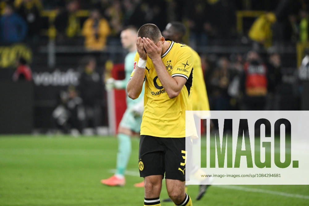Waldemar Anton (Borussia Dortmund) nach dem Abpfiff 09.10.2026, Fussball 1. Bundesliga, Saison 2026 2027, 5. Spieltag, Borussia Dortmund - SV Werder Bremen DFL regulations prohibit any use of photographs as image sequences and or quasi-video Dortmund Signal Iduna Park Nordrhein Westfalen Deutschland