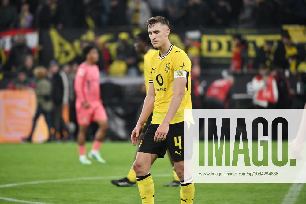 Nico Schlotterbeck (Borussia Dortmund) nach dem Abpfiff 09.10.2026, Fussball 1. Bundesliga, Saison 2026 2027, 5. Spieltag, Borussia Dortmund - SV Werder Bremen DFL regulations prohibit any use of photographs as image sequences and or quasi-video Dortmund Signal Iduna Park Nordrhein Westfalen Deutschland