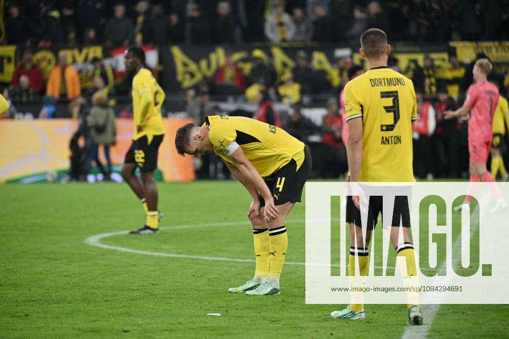 Nico Schlotterbeck (Borussia Dortmund), Waldemar Anton (Borussia Dortmund), v.li., nach dem Abpfiff 09.10.2026, Fussball 1. Bundesliga, Saison 2026 2027, 5. Spieltag, Borussia Dortmund - SV Werder Bremen DFL regulations prohibit any use of photographs as image sequences and or quasi-video Dortmund Signal Iduna Park Nordrhein Westfalen Deutschland